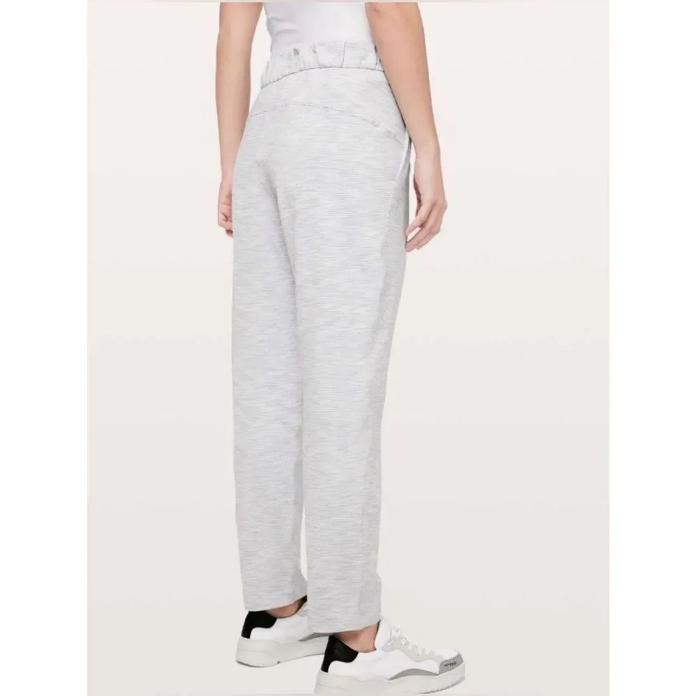 Lululemon on the fly pant light gray 27” women’s 8 athleisure performance